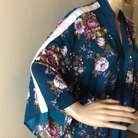 Women’s Floral Kimono - Picture 3 of 3